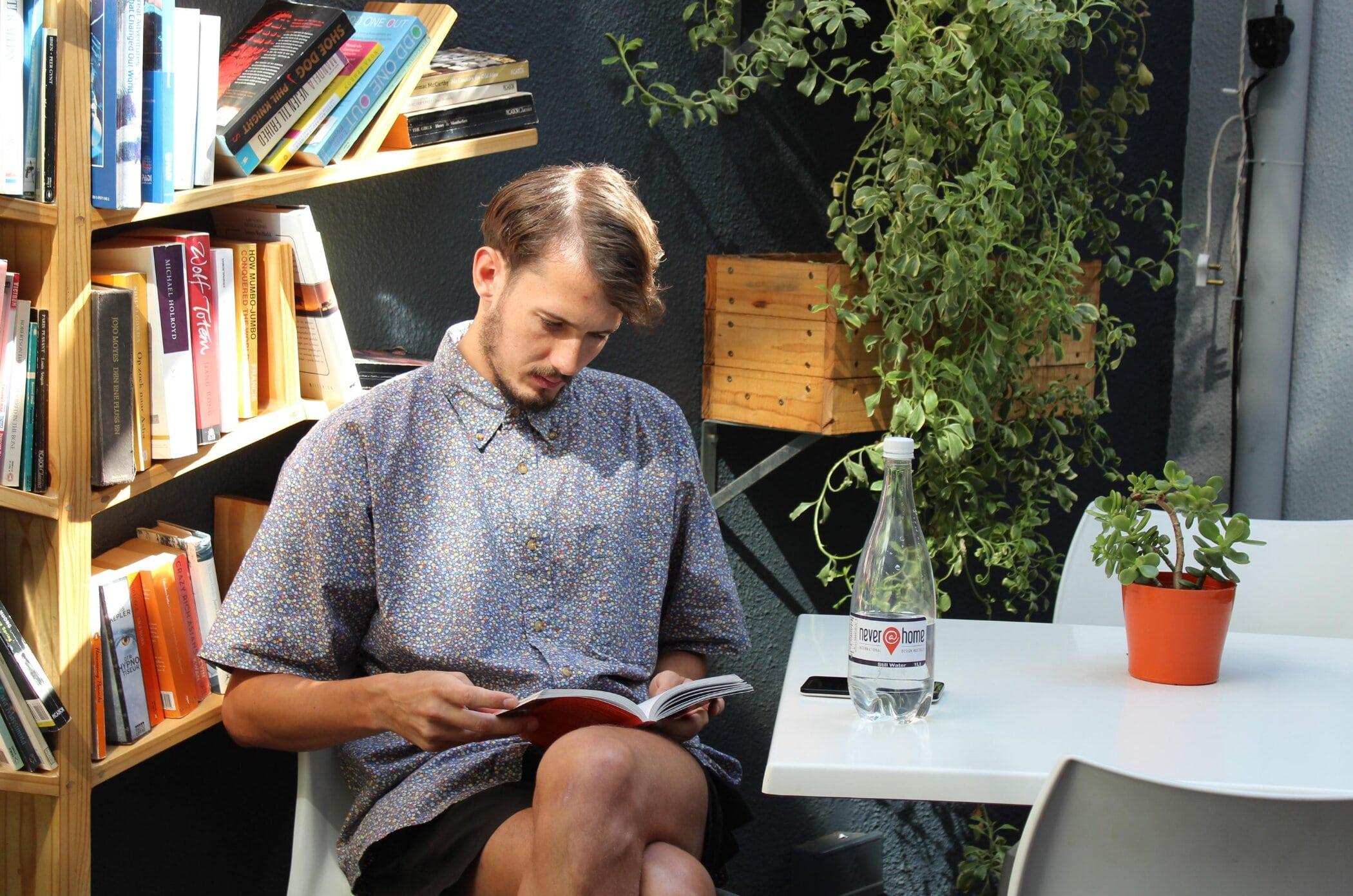 เนฟเวอร์แอทโฮม เคปทาวน์ Hostel ภายนอก รูปภาพ A man reading a book
