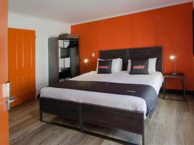 เนฟเวอร์แอทโฮม เคปทาวน์ Hostel ภายนอก รูปภาพ A typical bedroom at a hotel