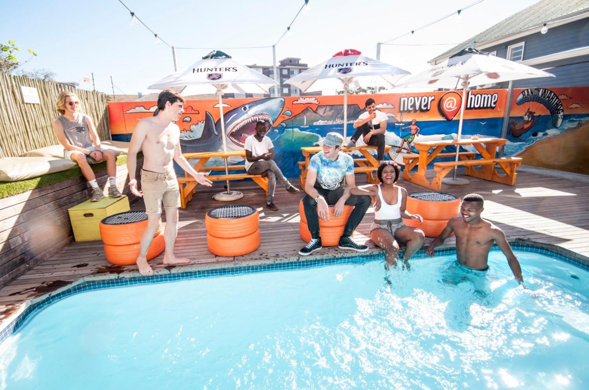 เนฟเวอร์แอทโฮม เคปทาวน์ Hostel ภายนอก รูปภาพ The pool at the Cape Town branch