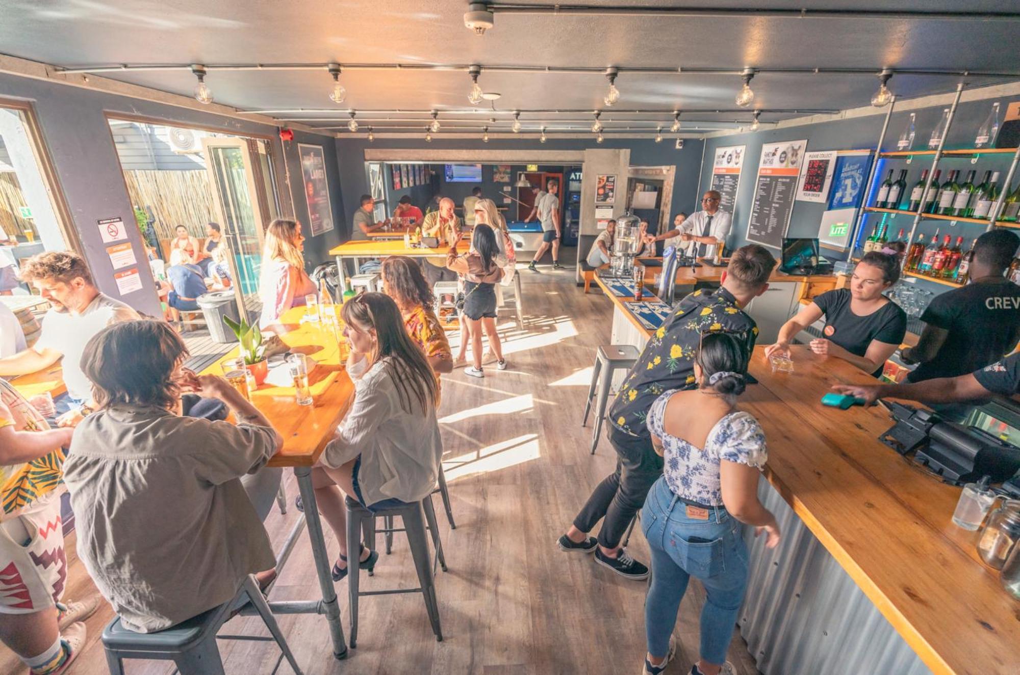 เนฟเวอร์แอทโฮม เคปทาวน์ Hostel ภายนอก รูปภาพ The interior of the bar