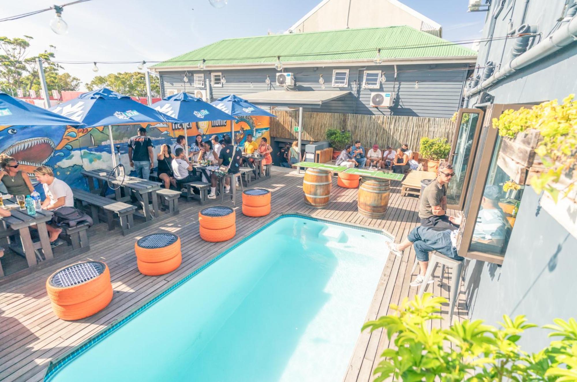 เนฟเวอร์แอทโฮม เคปทาวน์ Hostel ภายนอก รูปภาพ The pool at the Cape Heritage