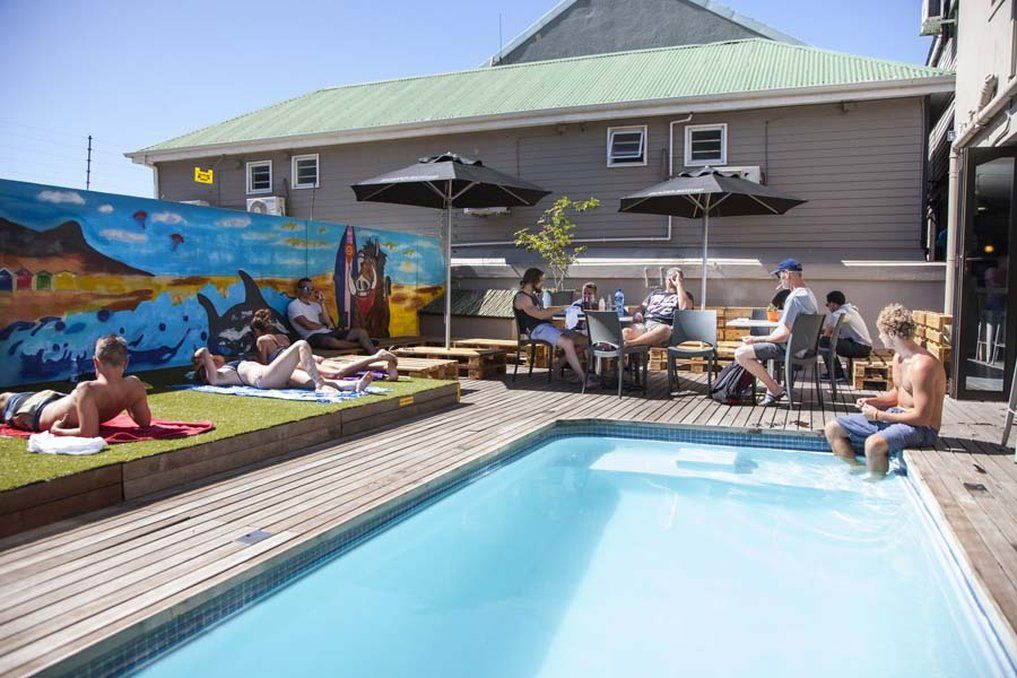 เนฟเวอร์แอทโฮม เคปทาวน์ Hostel ภายนอก รูปภาพ The pool at the backpackers