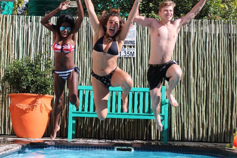 เนฟเวอร์แอทโฮม เคปทาวน์ Hostel ภายนอก รูปภาพ Swimming at the pool